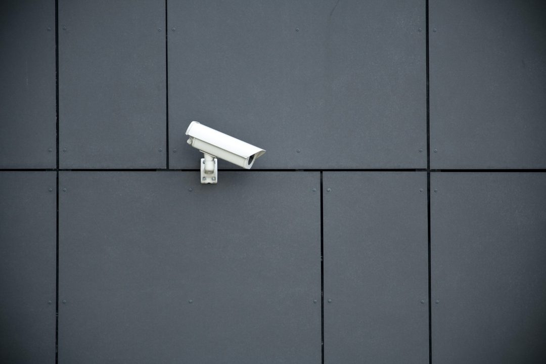 Câmera de segurança instalada em fachada